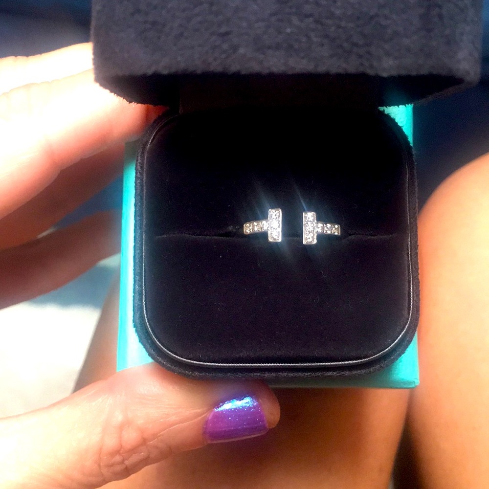 🎉HOST PICK 🎉 —Tiffany & Co. insanely gorgeous diamond 💍 T ring